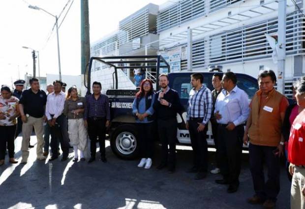 Luis Banck entrega nueva patrulla a San Pablo Xochimehuacan