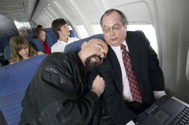 ¿Por qué no debes dormirte cuando despega el avión?