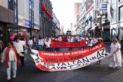 Normalistas de Puebla marchan en memoria de los 43 de Ayotzinapa