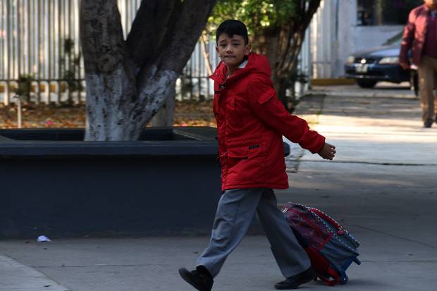 SEP Puebla pide a padres abrigar bien a sus hijos ante frío intenso