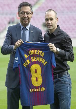 Iniesta renovó contrato de por vida con el Barcelona