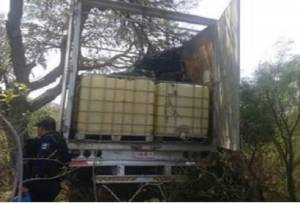 Decomisaron 4 mil 100 litros de combustible ilícito en camionetas robadas en Puebla