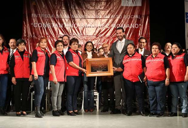 Dinorah López de Gali recibe reconocimiento por apoyo a familias afectadas por el sismo