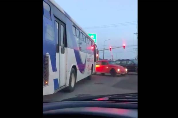 VIDEO: Sancionan a conductor de RUTA Puebla por pasarse un alto