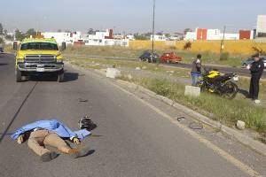 Arrollan y matan a motociclista en el Periférico de Puebla