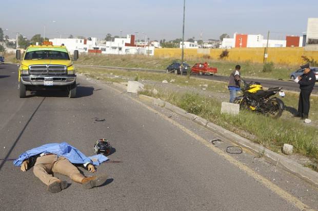 Arrollan y matan a motociclista en el Periférico de Puebla