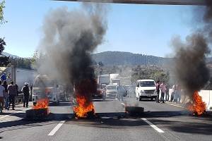 FOTOS: Habitantes de Santa Rita Tlahuapan bloquearon autopista México-Puebla