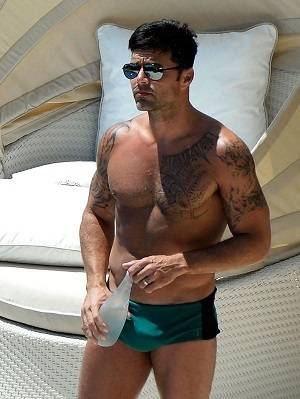 FOTOS: Ricky Martin presume figura en traje de baño