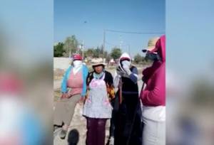 Abuelas y niños detienen los trenes para saquearlos en Puebla