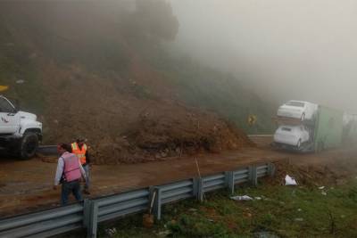 Seis horas de caos vehicular provoca deslave en autopista Puebla-Orizaba