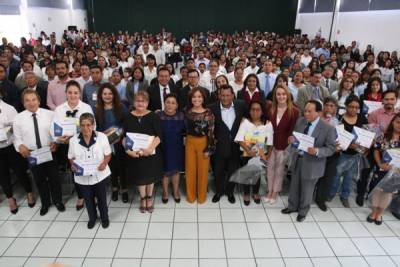 Dinorah López de Gali reconoce a graduados de educación para adultos