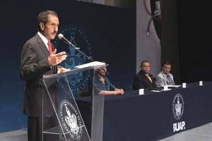 Alfonso Esparza inaugura el 23 Simposium Internacional de Negocios y Contaduría en la BUAP