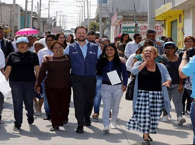Luis Banck entregó la pavimentación de dos vialidades a familias de Xochimehuacan