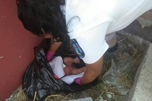 Hallan a bebé abandonado en lote baldío de San Andrés Cholula