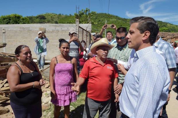 Peña Nieto dio el “Grito” entre damnificados por el sismo en Cintalapa
