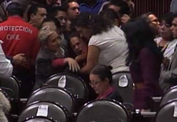 En plena sesión, diputada de Morena por Veracruz se entera del asesinato de su hija