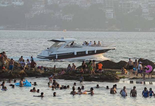 Joven se mete a nadar al mar en Acapulco y desaparece