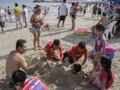 Enterrarse en arena de la playa puede provocar infecciones en la piel