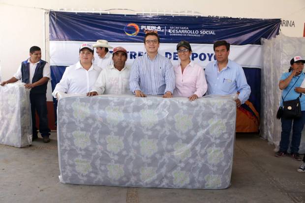 Gerardo Islas entrega apoyos a daminificados por tromba en Santa Catarina Los Reyes