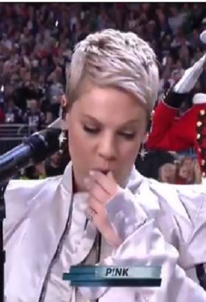 Super Bowl LII: Pink causó polémica con chicle antes de cantar himno de EU