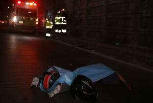 FOTOS: Muere motociclista al caer de carriles centrales en la autopista México-Puebla