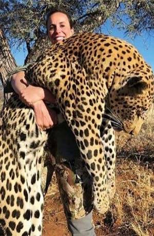 Mujer cazó a leopardo y lo presumió en redes sociales