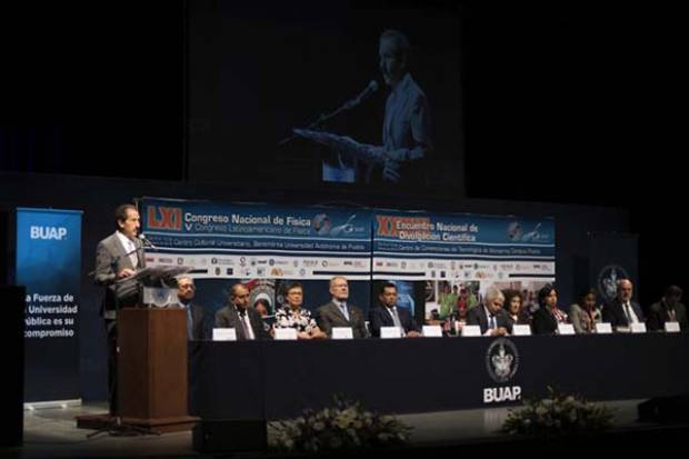 Esparza Ortiz inauguró el LXI Congreso Nacional de Física en la BUAP