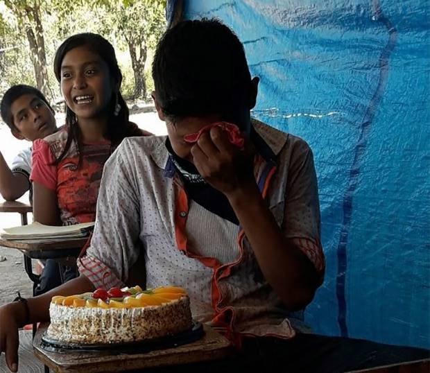 Conmueve reacción de niño nayarita por su primer pastel de cumpleaños
