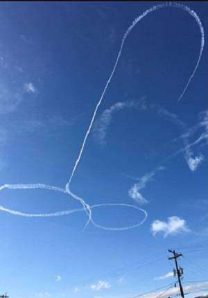 Piloto de EU dibujó polémico trayecto en el cielo con avión de ataque