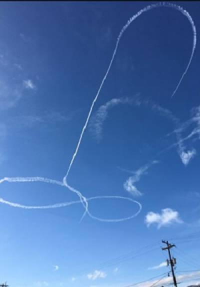 Piloto de EU dibujó polémico trayecto en el cielo con avión de ataque