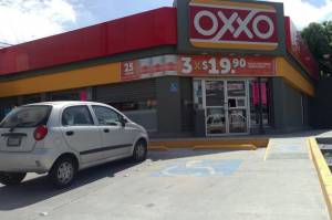 Asaltan Oxxo en Puebla y huyen en automóvil de una cliente