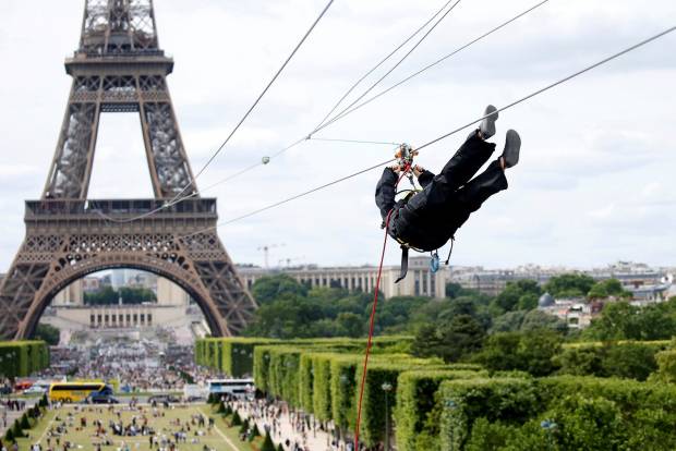 Torre Eiffel instala tirolesa y gana más popularidad