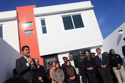 Eduardo Rivera entrega primera casa con crédito INFONAVIT a elemento de la SSPTM