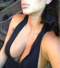 Kim Kardashian celebró con fotografía de escote 42 millones de seguidores en redes