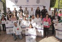 Edil de San Andrés Cholula entrega alarmas y credenciales del programa 