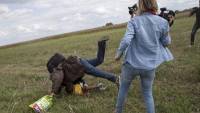 VIDEO: Despiden a reportera en Hungría por patear a migrantes