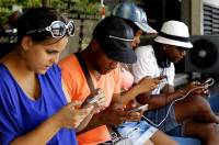 Nuevos espacios públicos con Wi-Fi causan furor en Cuba