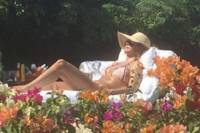 Lucero aparece en bikini y entre flores para sus fans en redes sociales