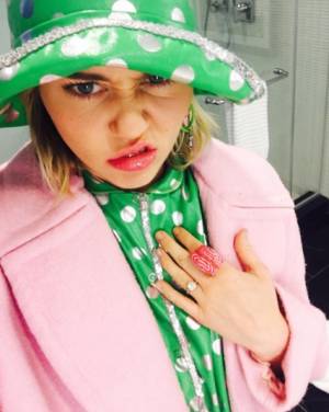 Miley Cyrus confirma compromiso con Liam Hemsworth en Instagram