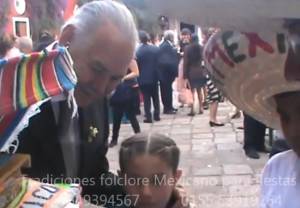 VIDEO: Un pajarito lee la suerte de Raúl Salinas en boda de su hija en Puebla