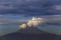 Popocatépetl amanece con exhalación; suma 46 y seis explosiones