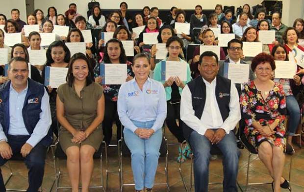 Dinorah López de Gali entrega certificados de capacitación sobre autismo