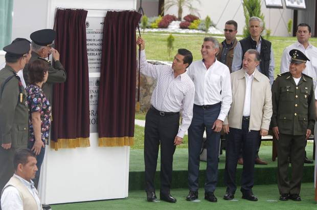 Peña Nieto y Tony Gali inauguran Unidad Habitacional Militar Puebla V