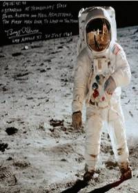 Subastarán bolsa con polvo espacial tomada por Neil Armstrong
