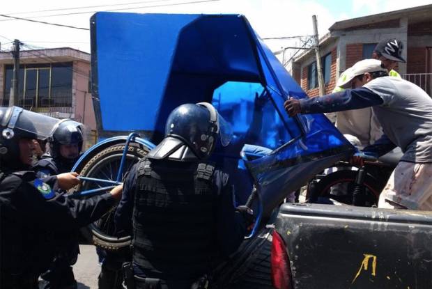 Con piedras y explosivos, mototaxistas enfrentan a policías en Xochimilco