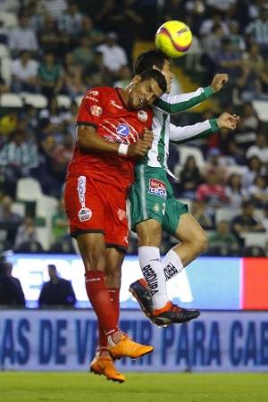 Lobos BUAP dejó ir la victoria en León, empate 2-2 en el Nou Camp