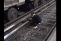 VIDEO: Hombre se arroja a tocar y bailar en las vías del Metro en CDMX