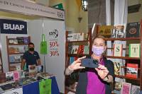 Esposa de AMLO visita la Feria del Libro de la BUAP