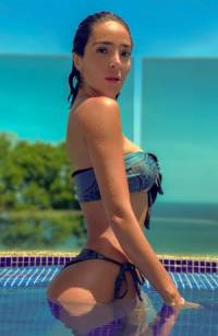 Manelyk González sorprende a sus fans en bikini