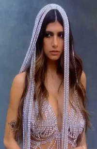 Mia Khalifa cautiva sólo cubierta con perlas en redes sociales